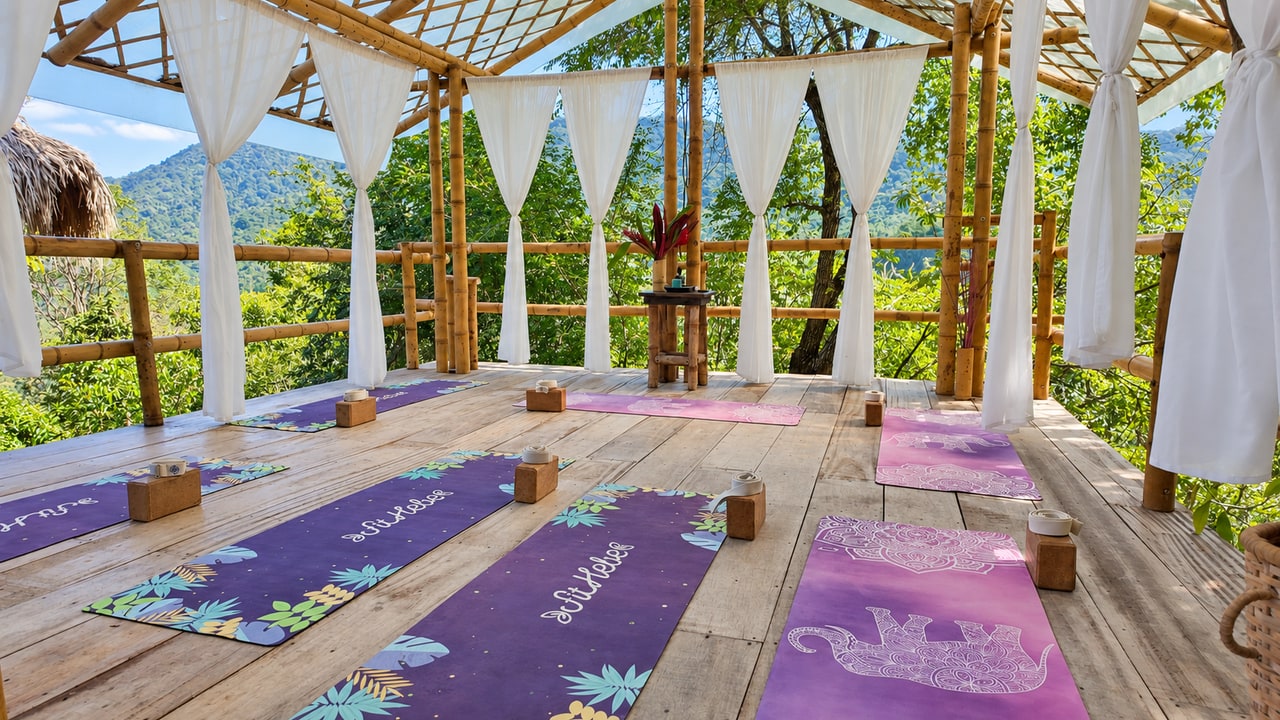 Plataforma de yoga frente a la montaña