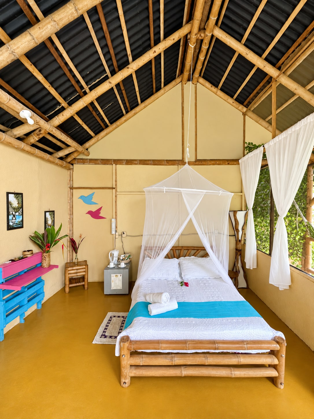 Habitación de madera con toldillo blanco